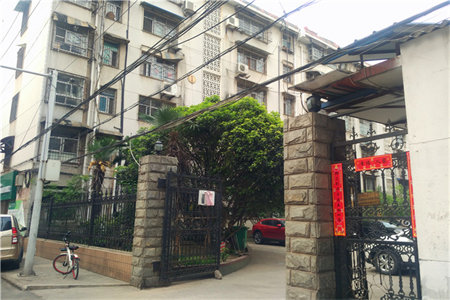 低于市场价100万！东方今典别墅区一楼带院小区中间位置！